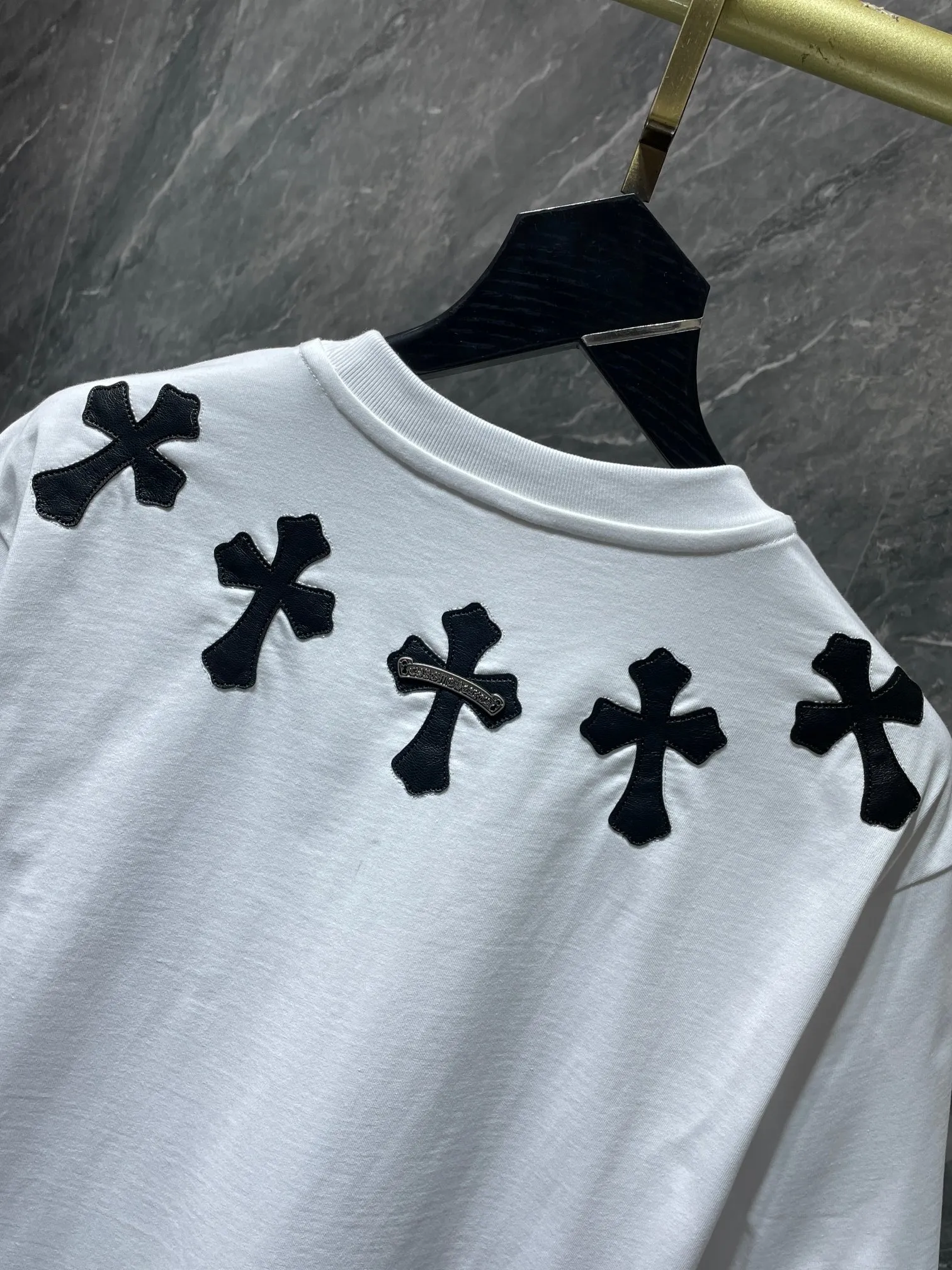 P154 New Chrome Hearts 25ss for summer. High gram weight, environmentally friendly and high-quality top-grade fabric. 260g~270g Chrome Hearts heavy industry leather cross short sleeves. Counter synchronization. 1:1 replica version. Recommended color: white, black. Size: S, M, L, XL.